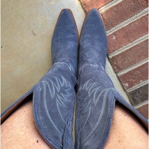 Tecovas Annie Indigo Suede Size 7.5B. Fit like 8B. Like brand new!! Beautiful!!